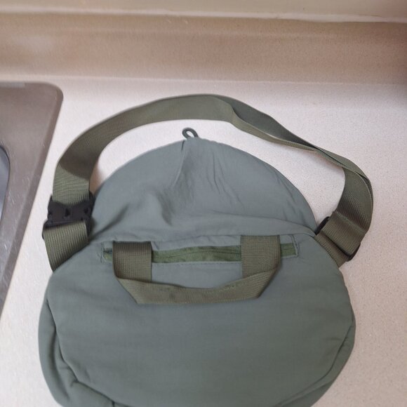 ARMY GREEN CROSS BODY,FANNY PACK. - Picture 2 of 3